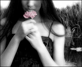 http://www.photoshop-master.ru/lessons/2007/220707/hand_flower/trish-wb.jpg