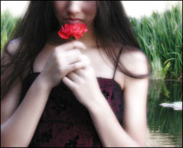 http://www.photoshop-master.ru/lessons/2007/220707/hand_flower/trish-wc.jpg