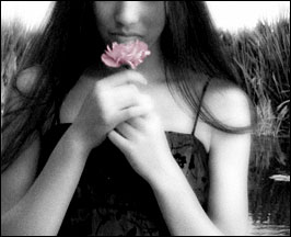 http://www.photoshop-master.ru/lessons/2007/220707/hand_flower/trish-wf.jpg